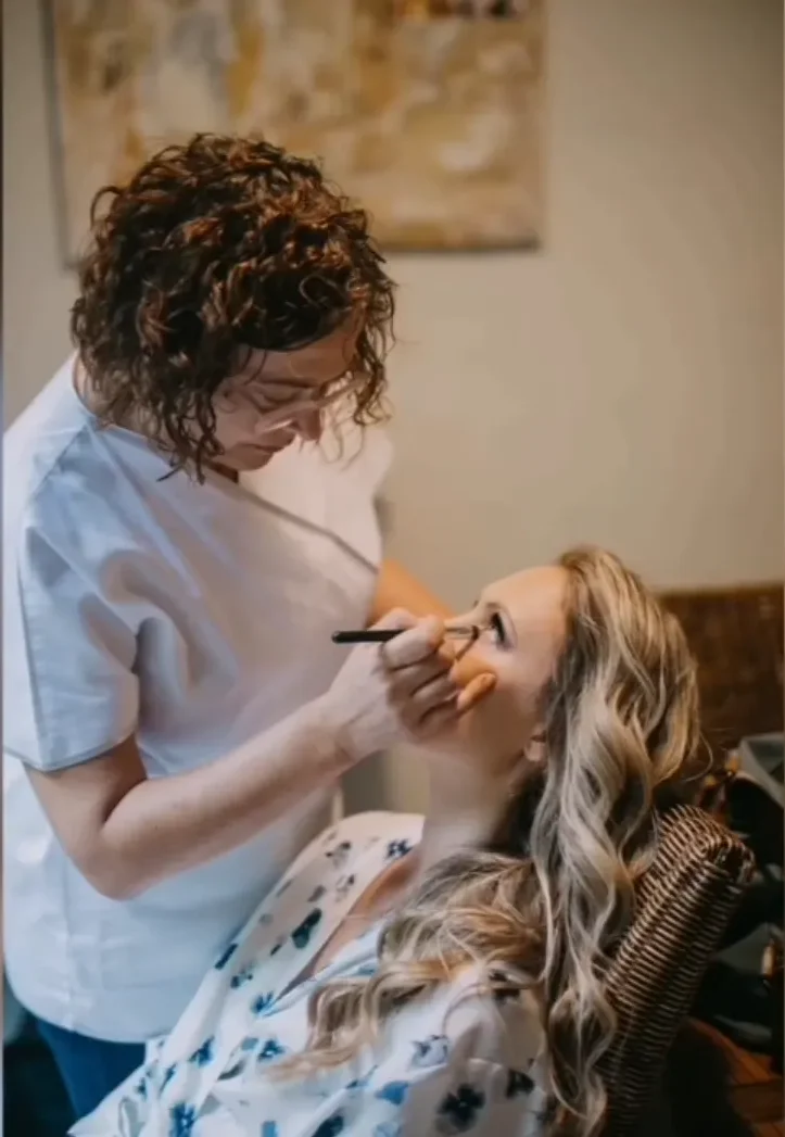 Núvia Perruqueria Maquillatge – Dermis Koru