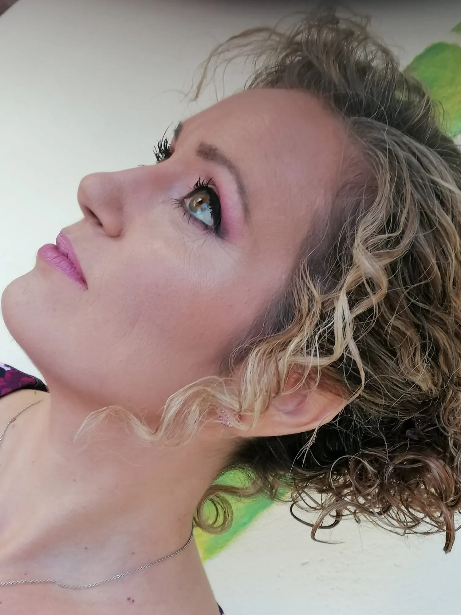 Núvia Perruqueria Maquillatge – Dermis Koru