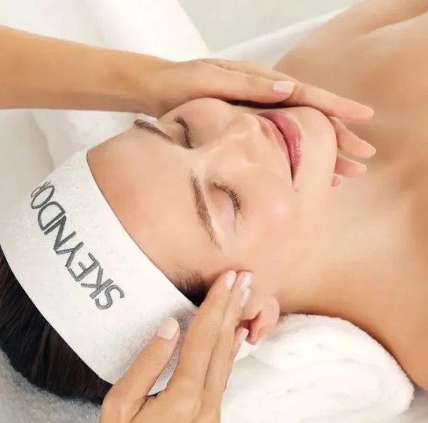 Noia rebent un tractament facial en un centre d’estètica, cuidant la pell del rostre abans del casament per lluir radiant el gran dia