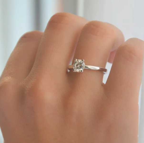 Anell de compromís solitari amb diamant muntat en or blanc, peça d’alta joieria artesanal d’Alfonso Martí a Barcelona. 