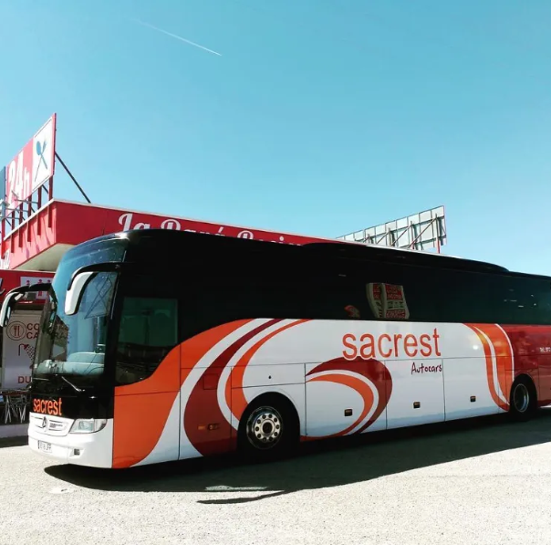 Autocar elegant i còmode d’Autocars Sacrest estacionat, ideal per al transport de nuvis i convidats en casaments i viatges VIP