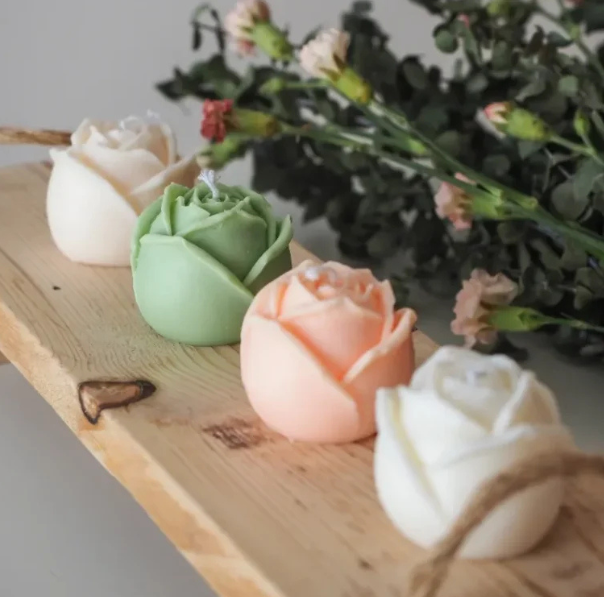 Conjunt de sabons artesanals elaborats amb ingredients naturals i presentats com a detalls elegants per a convidats de casament.