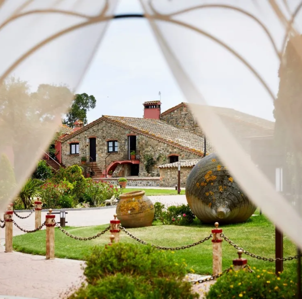 Vista de l’Hotel Mas Tapiolas envoltat de jardins, amb una masia de pedra restaurada ideal per a casaments a la Costa Brava