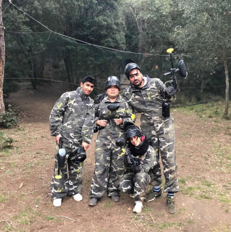 Jugadors participant en una partida de paintball a Monkey Paintball amb obstacles i ambient d’aventura