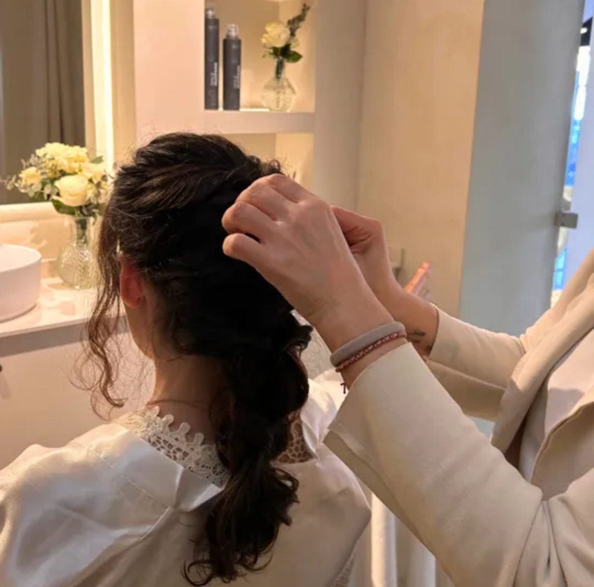 Maquilladora professional aplicant maquillatge a una núvia durant la preparació del dia del casament.