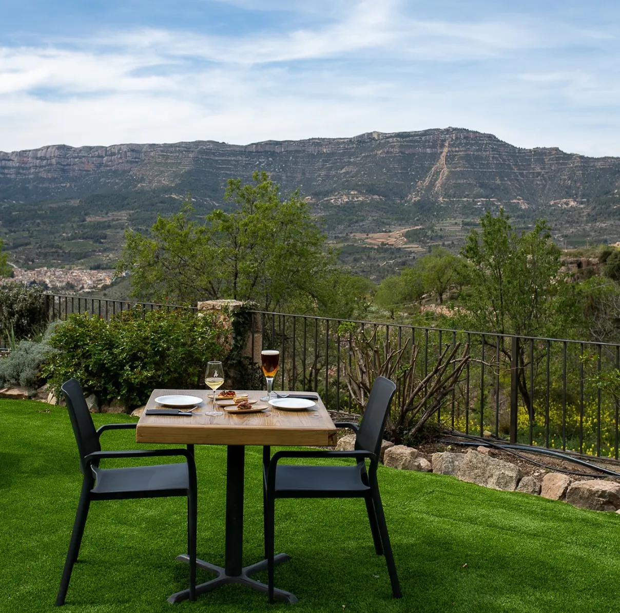 Habitació acollidora de l’Hotel Siuranella a Siurana, amb proposta gastronòmica de proximitat.